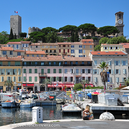Der historische Stadtteil Suquet in Cannes berblickt den alten Hafen.