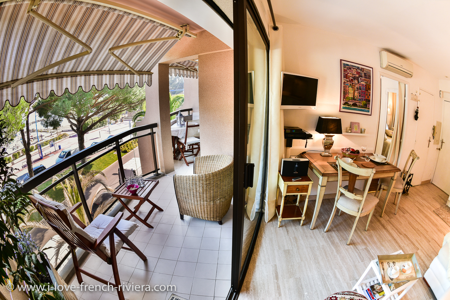 L'intrieur notre appartement de vacances communique avec une belle terrasse couverte de 12 m2 qui fait face  la mer et offre une magnifique vue.