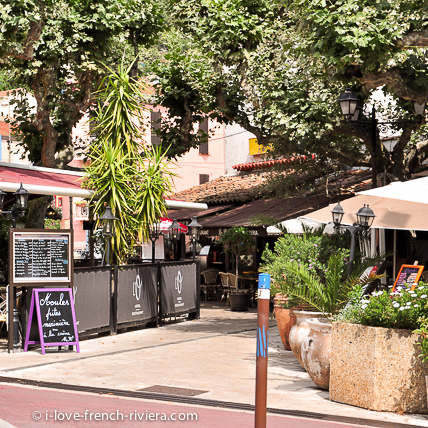 A cent mètres de l'appartement, ce passage ombragé abrite plusieurs terrasses de restaurants bien agréables et mène aussi à la gare.