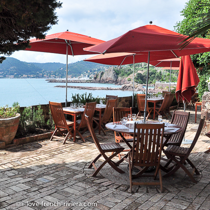 The castle houses a tea room overlooking the sea, an extraordinary site.