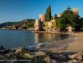 Der Strand und die berühmte mittelalterliche Burg von La Napoule in der Bucht von Cannes liegen sofort vor unserer Ferienwohnung. Bild wurde am Morgen um 08:30 aufgenommen.